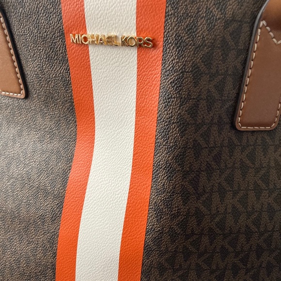 Hand To Hand - Picture 10 of 15